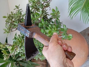Antigua herramienta de carpintería inusual única hecha a mano hacha azada de madera con espiga - Imagen 1 de 23