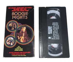 Boogie Nights VHS 1997 Cult Classic Drama Drew Barrymore Wahlberg Rare OOP Movie - Foto 1 di 18