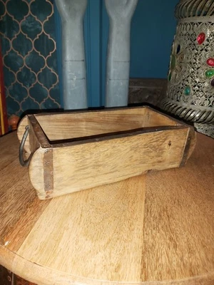 A TRADITIONAL VINTAGE INDIAN WOODEN BRICK MOULD WITH IRON HANDLES - Image 1 of 4