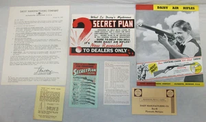 Rifle de aire comprimido Daisy 1939 kit de plan secreto de Navidad: póster de distribuidor, catálogo, cupones - Imagen 1 de 15