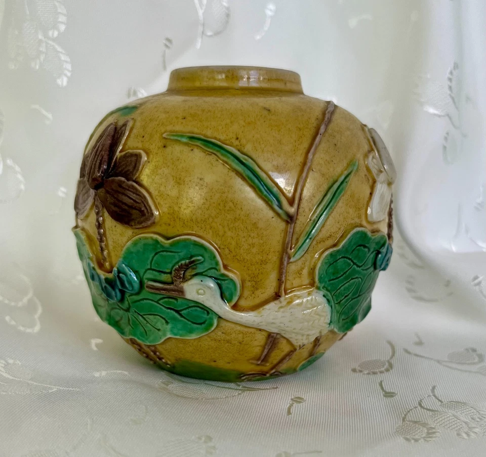 Antiguo tarro de jengibre chino Wang Bing Rong amarillo con grúa aplicada flor de loto Foto 1 de 4