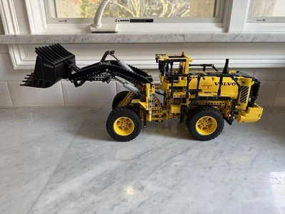 LEGO Technic Volvo L350F cargadora de ruedas 42030 retirada 2014 totalmente montada Foto 1 de 4