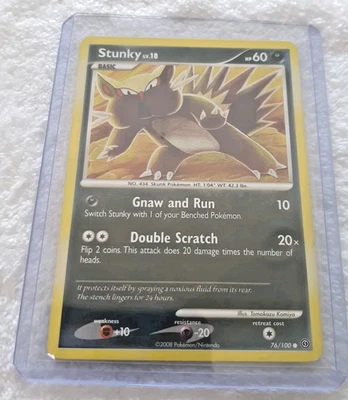 Stunky 76/100 Stormfront Pokemon Card Tomokazu Komiya Art TCG Trading Card Game - Image 1 of 2