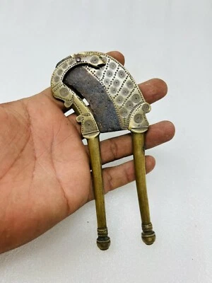 Cortador de tuercas de betel de latón vintage Sarota latón antiguo fino tallado a mano cortador de nogal Foto 1 de 4