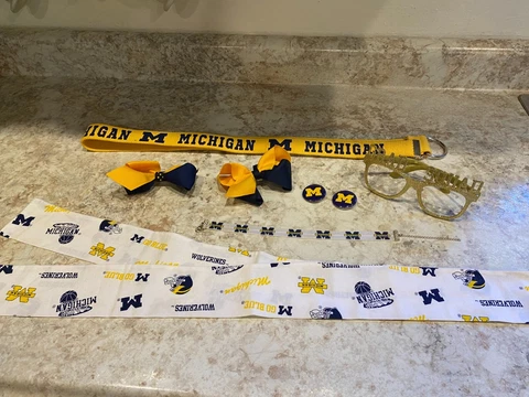 Michigan Wolverines 40" Yellow Belt-54" Head Band 2-Bows.2-Pins&Neckles Cover
