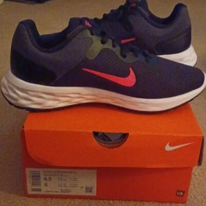 6.5 W Nike NIB women  Downshifter 12 Athletic Shoes - Picture 1 of 8