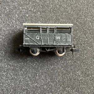 Graham Farish N Gauge Cattle Van GW Grey (white roof - Dirty) In Nice Condition - Picture 1 of 4