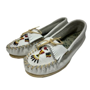 Women’s Minnetonka Moccasins Fringe Hard Sole Flats White Leather Shoes 6.5 READ - Picture 1 of 11