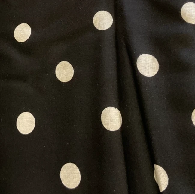 BLUSA PRETA COM BOLINHAS BRANCAS PESO POLI/RAYON, 44" C- PONTOS 5/8" - 3 JARDAS - Imagem 1 de 1