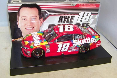 1:24 Acción 2018 #18 Skittles Candy M&M JGR CAMRY KYLE BUSCH 1/529 NUEVO EN CAJA Foto 1 de 4