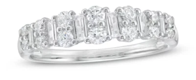 5/8 CT. T.W. Banda de baguette y diamantes redondos en oro blanco de 14K/talla 6 para mujer Foto 1 de 4