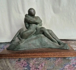 Escultura del Museo Amr Alva 1963 pareja abrazada sobre base de madera - Imagen 1 de 14