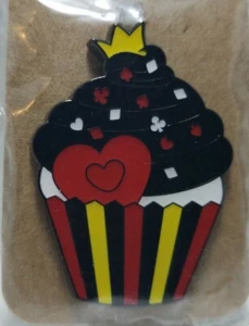 Pin de caja ciega Loungefly Disney Villains cupcake - Reina de Corazones - Imagen 1 de 5