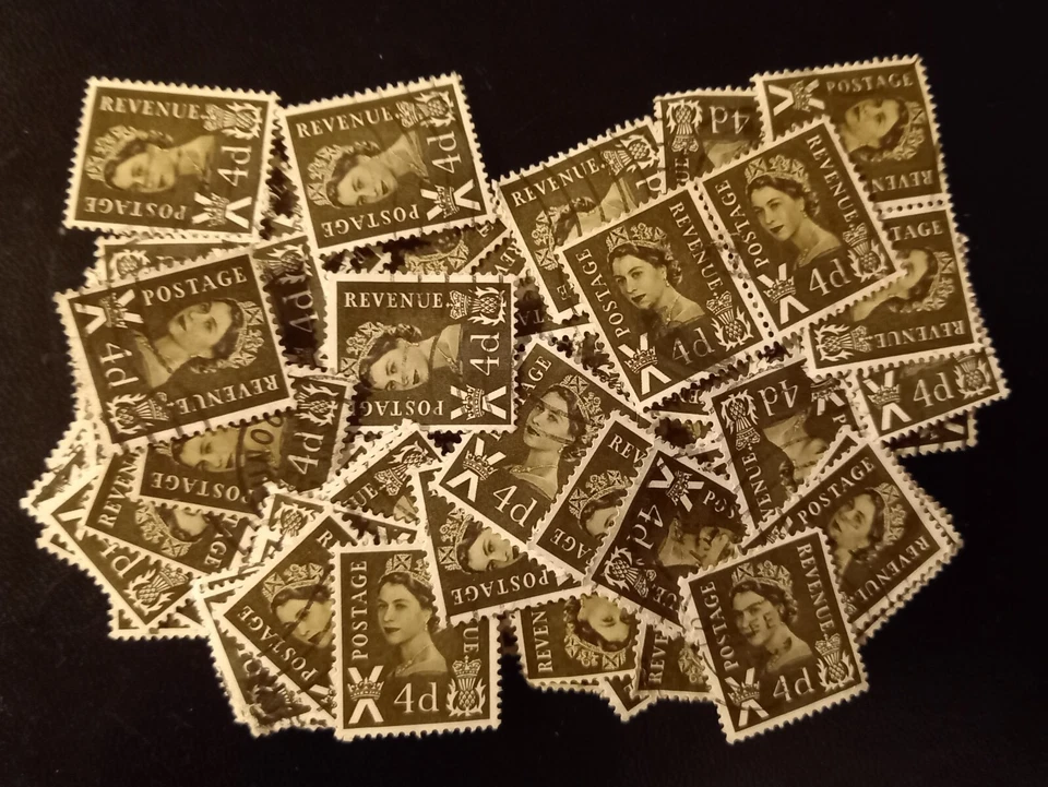 100 used Scotland 4d sepia definitive postage stamps (1967-70) - Image 1 of 1