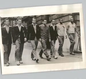 US TRACK STARS incl BLAINE RIDEOUT in LONDON White City 1955 Press Photo - Picture 1 of 2