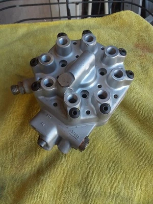 Bosch Fuel Distributor 0438100068 Remanufactured - Image 1 of 4