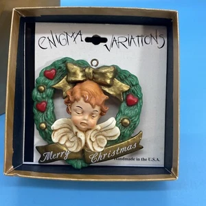 Enigma Variations/geschnitzter Harz/Weihnachtskranz/Engel Brosche/Hergestellt-USA/NIN/VTG - Bild 1 von 7
