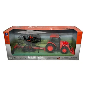 NEW RAY KUBOTA M5-111 TRACTOR WITH HAY TOOLS 1:18 - LIGHTS & SOUNDS - Picture 1 of 4