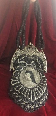 Cartera antigua con cuentas y broche de bellota en relieve de metal plateado como está Foto 1 de 4