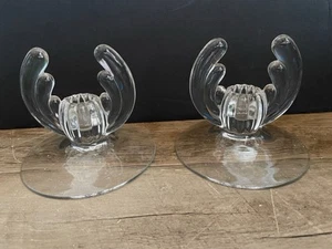 Schöner Vintage zweiarmiger Kerzenhalter Engelsflügel konisch Glas 3,5" H Paar - Bild 1 von 2