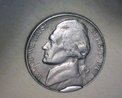 1967  JEFFERSON NICKEL   🌟DIE BREAK, OBVERSE CUD🌟US ERROR COIN - Image 1 of 4