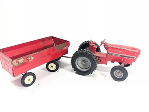 Vintage ERTL International Farmall Tractor & Hay Wagon STK #415 1/16 Diecast Red - Picture 1 of 12