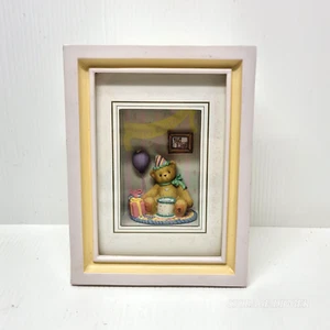 Figura de peluche de colección 2001 Cherished Teddies Priscilla Hillman Shadow Box #101871 - Imagen 1 de 15
