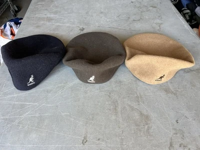 LOTE DE 3 gorras boinas planas vintage Kangol para hombre talla mediana azul beige marrón Foto 1 de 4