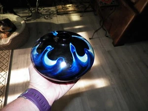 Jarrón de vidrio artístico azul firmado por artista de colección con remolinos de plata - Imagen 1 de 10