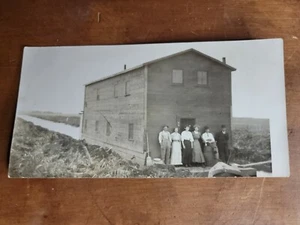 Schwimmendes Scheunenhaus am Fluss/Kanal 1907-1920 Echtfoto Postkarte RPPC, Schule? - Bild 1 von 5