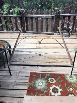 Antigua cama de hierro con las barandillas  Foto 1 de 4