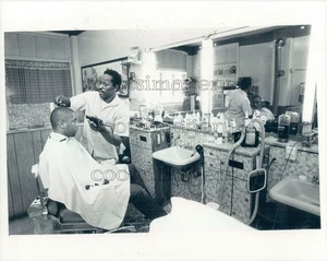 1983 Press Photo African American Barber Shop Scene Ballard's Charlotte NC - Picture 1 of 2