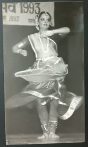 FOTOGRAFÍAS DE BAILARINES DE LA INDIA: CONJUNTO DE CUATRO BAILARINES DE KATHAK ACTUANDO EN EL ESCENARIO - Imagen 1 de 4