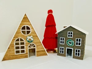 Neu mit Etikett (2) dekorative Holzhäuser mit Kränzen, (1) Opalhouse Jungalow rot Quaste Baum - Bild 1 von 6