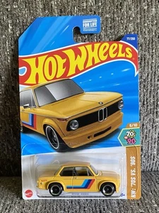Scheda Hot Wheels 2025 Case G BMW 2002 Giallo HW: '70S VS '90S #77/250 SPEDIZIONE VELOCE - Foto 1 di 3