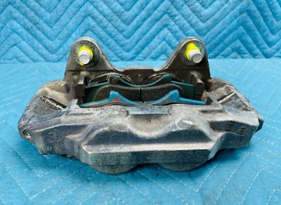Pinza de freno delantera Lexus GX460 con pastillas lado del pasajero 2016-2019 OEM Foto 1 de 4
