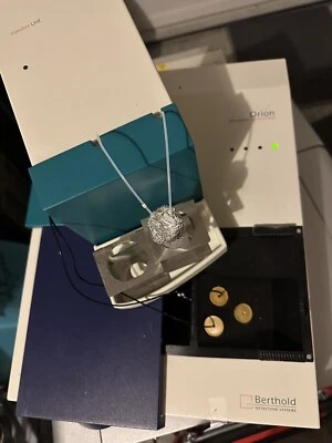 Luminómetro de microplaca Berthold Orion + módulo de inyección probado para alimentación Foto 1 de 4