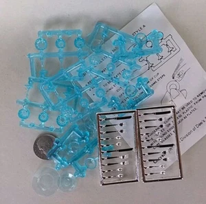 Juego de 4 platos y vajilla de crisnbón azul miniatura para casa de muñecas + cubiertos 1:12 - Imagen 1 de 3