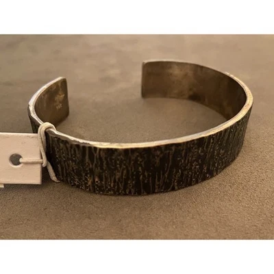 Puño de plata esterlina martillado MICKEY LYNN Atlas Max para hombre talla pequeña Foto 1 de 4