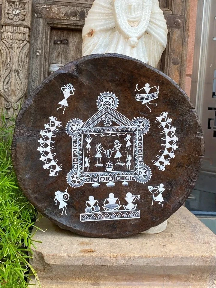 Arte Warli tribal hecho a mano ceremonia de boda en antiguo plato de madera colgante de pared Foto 1 de 4
