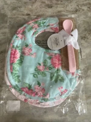 NUEVO CON ETIQUETAS Mud Pie Bebé Niñas 2 Baberos y Cuchara 3 Piezas Set de Regalo - Rosas Florales - Muselina Foto 1 de 4