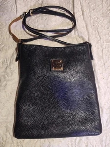 Sehr guter Zustand Dooney & Bourke schwarz genarbtes Leder Brief Träger Umhängetasche 11"x9"  - Bild 1 von 17