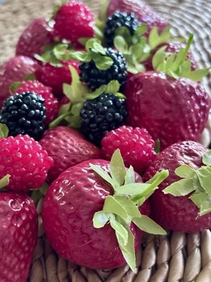 Lote de 22 bayas artificiales sueltas de imitación fresa frambuesa mora Foto 1 de 4