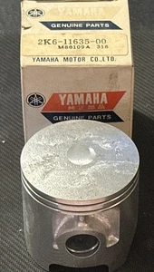 NOS NEW GENUINE YAMAHA 2K6-11635-00 PISTON 1ST  0.25 O/S - Foto 1 di 2