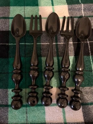 JUEGO DE 5 TENEDORES Y CUCHARAS GRANDES DE PLÁSTICO NEGRO LOTE 5378 Foto 1 de 4