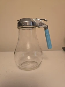 Jarra de jarabe de vidrio cortado por goteo vintage con mango de baquelita turquesa  - Imagen 1 de 10