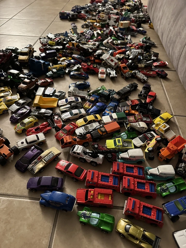 LOTE DE COLECCIÓN HOT WHEELS DE 300 más 100 Matchbox y otros coches años 70 a 2000 Foto 1 de 4