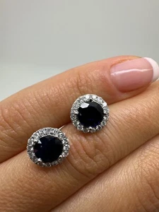 9CT WHITE GOLD 2.39CT ROUND BLUE SAPPHIRE AND DIAMONDS HALO EARRINGS GG521 - Picture 1 of 20