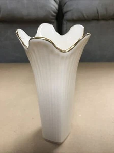 Lenox Scalloped Ribbed Ivory Gold Trim Vase 7-1/4” Tall Made in USA - Picture 1 of 8