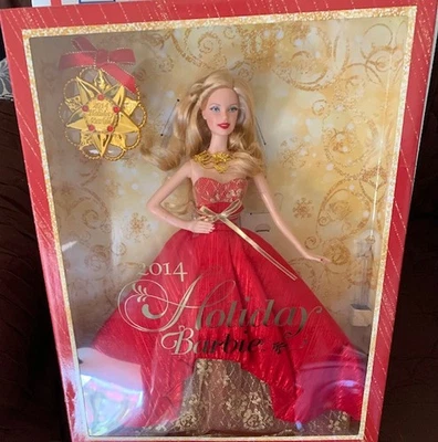 Muñeca Barbie de vacaciones 2014 en vestido rojo con pelo rubio y adorno dorado modelo musa Foto 1 de 4